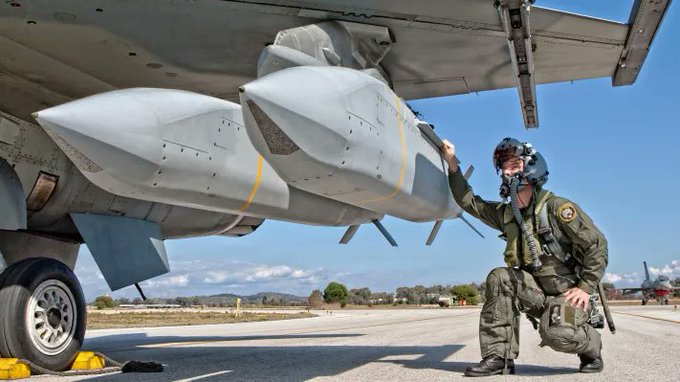  美國軍援烏克蘭的 F-16 使用空對地導彈 AGM-154 「聯合距外武器」JSOW。 圖：翻攝自 @clashreport X 帳號 