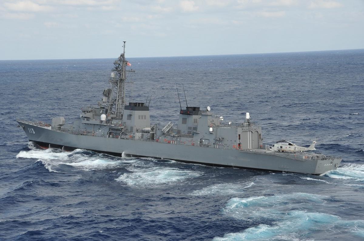 在演訓過程中，日本自衛隊派出「高波」號驅逐艦、P-3C 反潛巡邏機，以及 4 架 F-15J 戰機接近演練區域進行偵察。圖為「高波」號驅逐艦。 圖：翻攝「X」@Roberto_yeager 