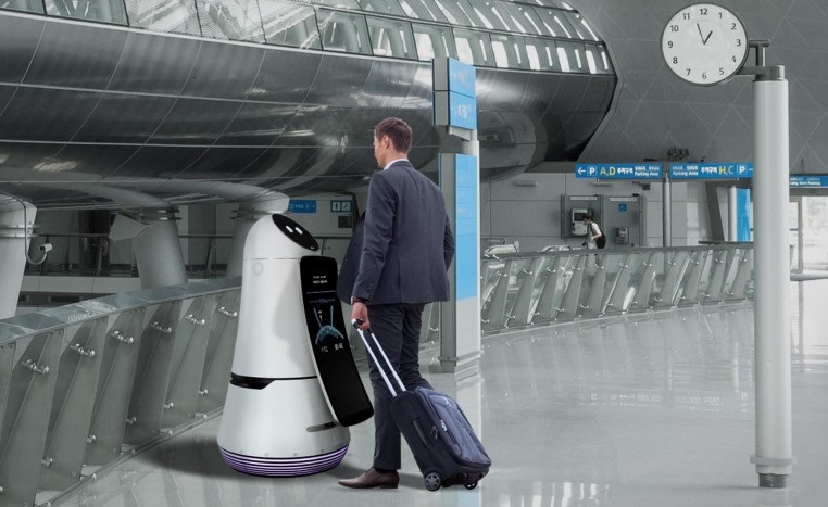 LG開放測試接待機器人，日後它們將在機場替乘客進行服務。   圖：翻攝自LG News room