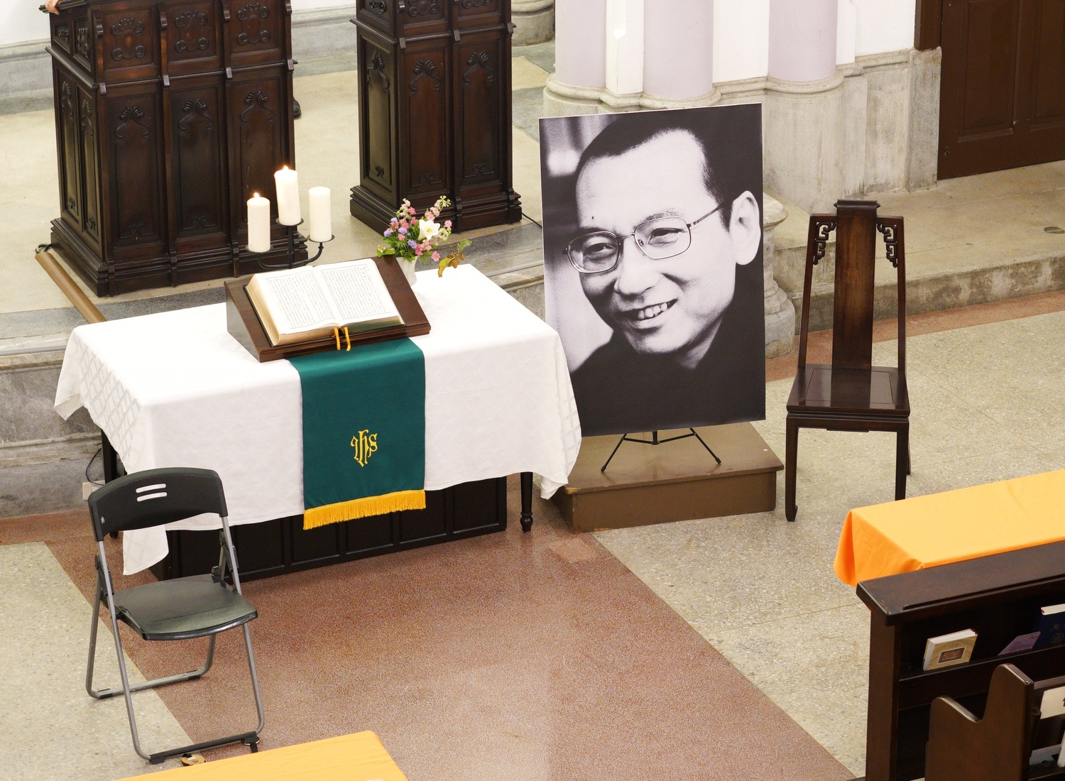 在劉曉波的肖像旁邊，特地擺著一張空椅子，代表諾貝爾獎委員會對他的追思與敬意。   圖：常日豪／攝影
