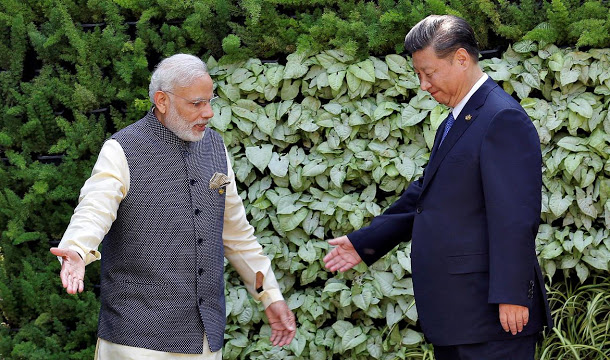 印度總理莫迪（左）上任以來，力圖阻擋中國領導人習近平在印度洋勢力擴張，也不甩習近平提出的一帶一路。   圖：達志影像/路透社資料照片