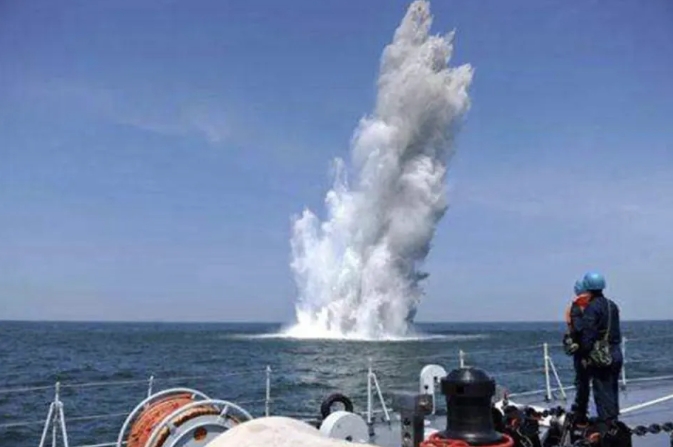  解放軍船艦若攻台，要小心遭到智慧水雷的攻擊。 圖：翻攝自又看風雲起 