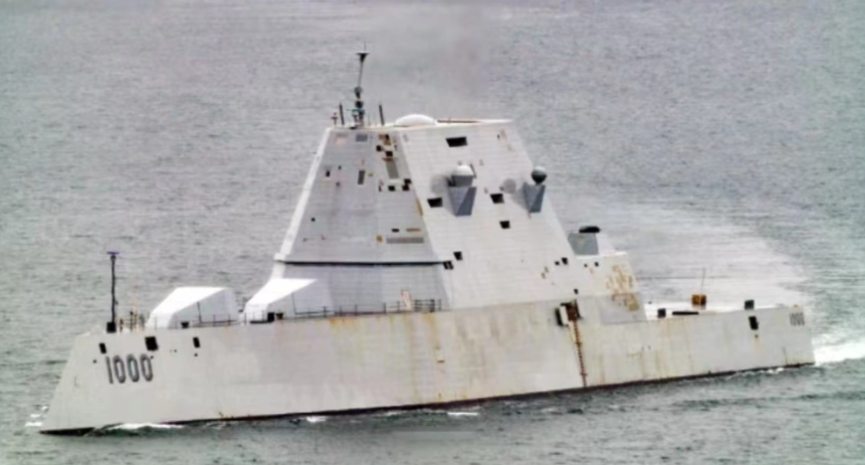  朱姆沃爾特是美國海軍新一代多用途對地打擊神盾艦，滿載排水量達1 萬 4,564 噸。 圖：翻攝自戰史威鋒 