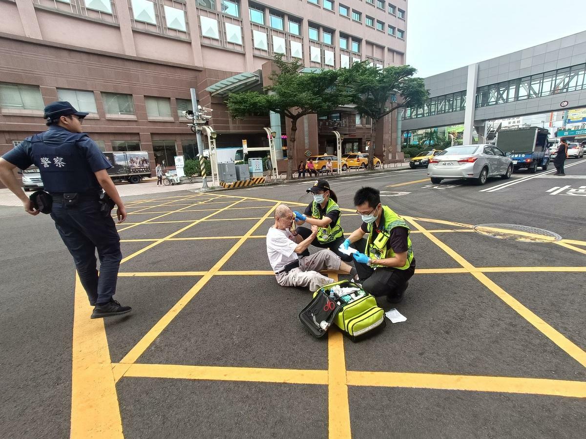 大里仁愛醫院門口發生車禍，傷者鮮血直流癱坐地上，急診室人員不願處理，等了十多分鐘才有消防救護員來為他包紥。圖：民眾提供