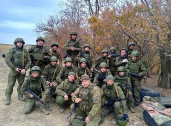  烏軍與俄羅斯第 155 獨立海軍陸戰旅第 3 營第 4 連第 3 排在蘇賈交戰。該排親屬稱，他們均於 10 月 16 日在蘇賈附近死亡。 圖：翻攝自 NOELREPORTS X 帳號 