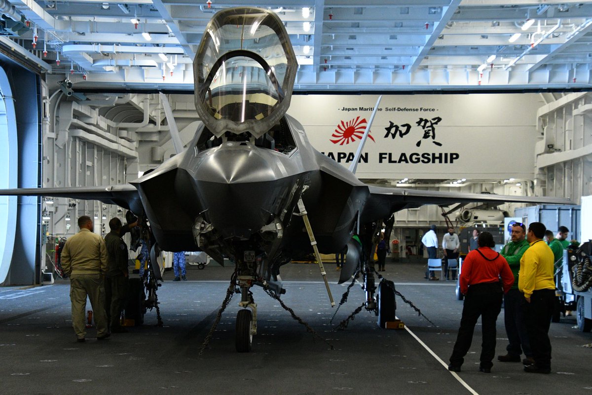  F-35B戰機。圖為2024年10月，美軍測試機停放日本海上自衛隊出雲級護衛艦「加賀號 (DDH-184)」機庫。 圖：翻攝「X」@JMSDF_PAO 