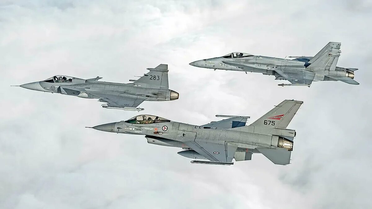  一架瑞典鷹獅 C（左）與一架挪威 F-16 毒蛇（右下）和一架芬蘭 F/A-18 大黃蜂（右上）一起飛行(示意圖)。 圖:翻攝X帳號@@TallbarFIN 
