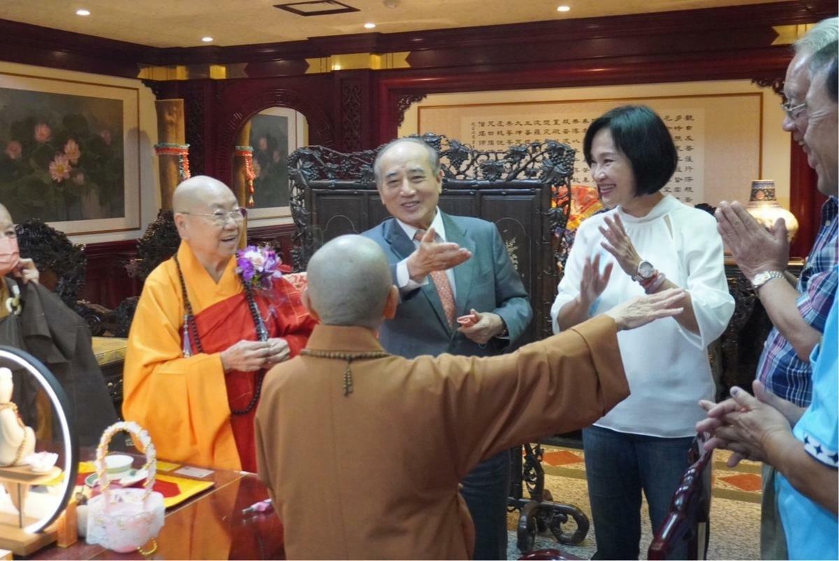  柯志恩(右)日陪同王金平(中)恭祝宏安上人(左)壽誕。 圖：翻攝柯志恩臉書