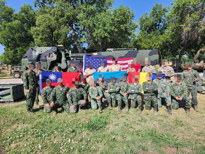  國防部 8 月派遣陸軍部隊士兵，前往美國奧克拉荷馬州的錫爾堡軍事基地，接受使用海馬斯系統的培訓。然而培訓的相關內容與參與士兵的照片，卻被公布在 Facebook 上，並遭到中國網友轉傳至國內。 圖：翻攝自 Ifx160219 微博帳號 