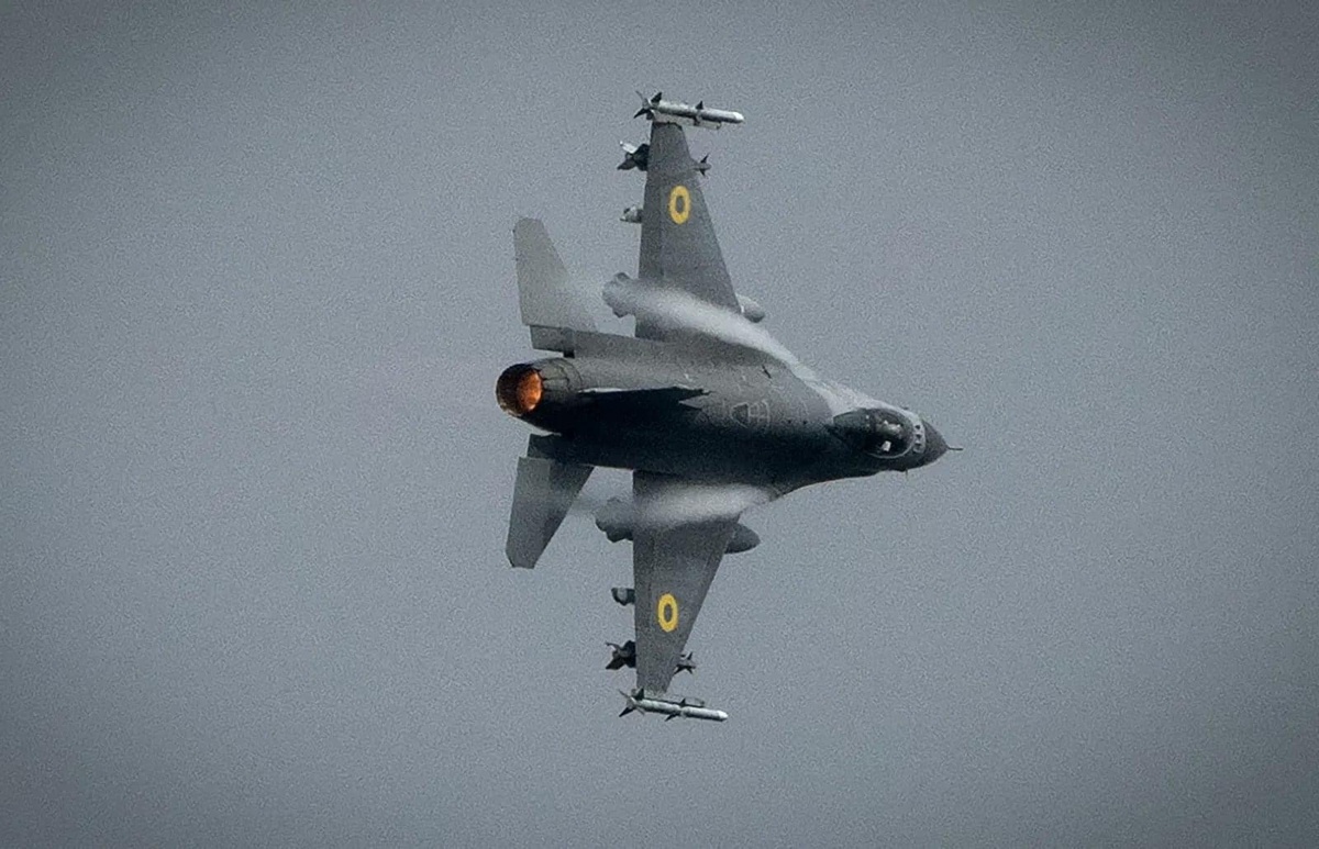 F-16 的單價僅為 F-35 的 3 分之 1 ，且使用成本遠低於 5 代機，這使得四代機成為預算有限國家的最佳選擇。圖為 F-16。 圖：翻攝自 Black Cloud Six X 帳號 