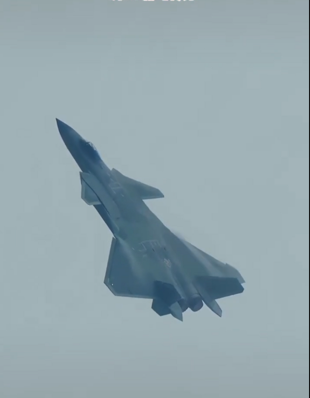  中國殲 - 20 懸空轉身並原地掉頭。 圖：翻攝自曦月 X 帳號 
