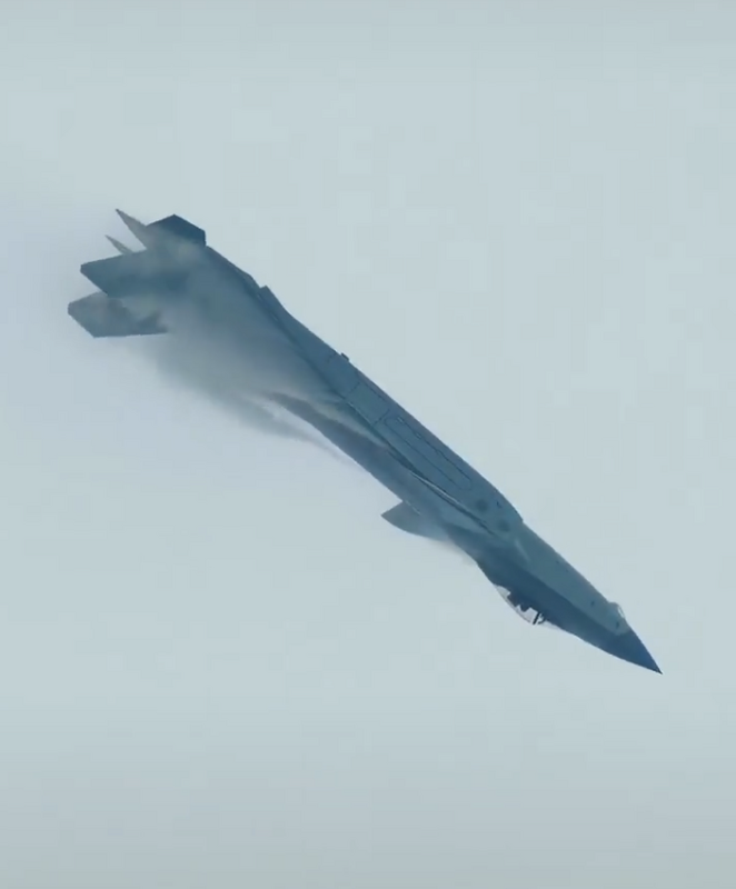 殲-20 懸空轉身。 殲-20 懸空轉身。