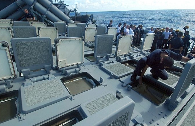  美國海軍工作人員檢視 MK41 垂直發射系統。 圖 : 翻攝自mdc.idv.tw 