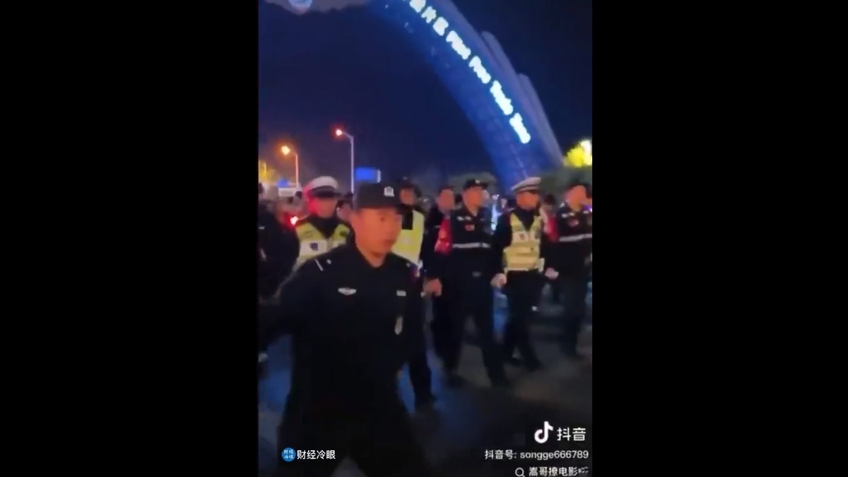  開封市政府也部署大量警力，應對即將抵達的夜騎大學生。 圖：擷取自 @xinwendiaocha X 分享影片 