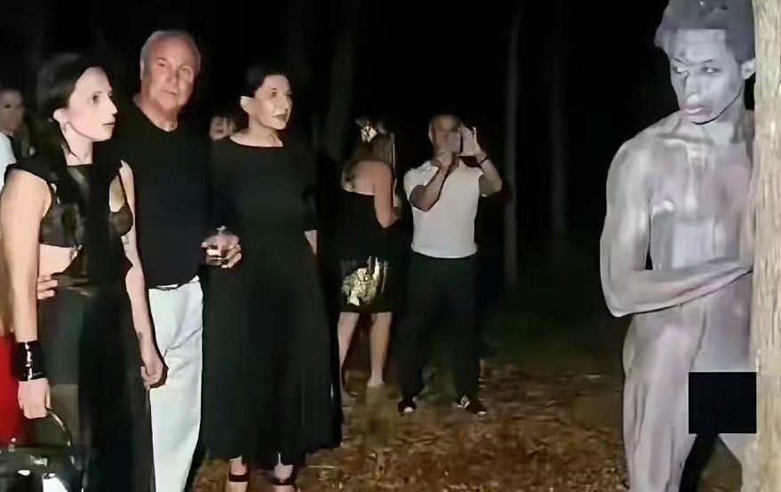  傳川普發佈了一張照片，內容是美國歌手女神卡卡和美國饒舌歌手及演員吹牛老爹在蘿莉島上參加活動。 圖：翻攝自仙女Angela X 帳號 