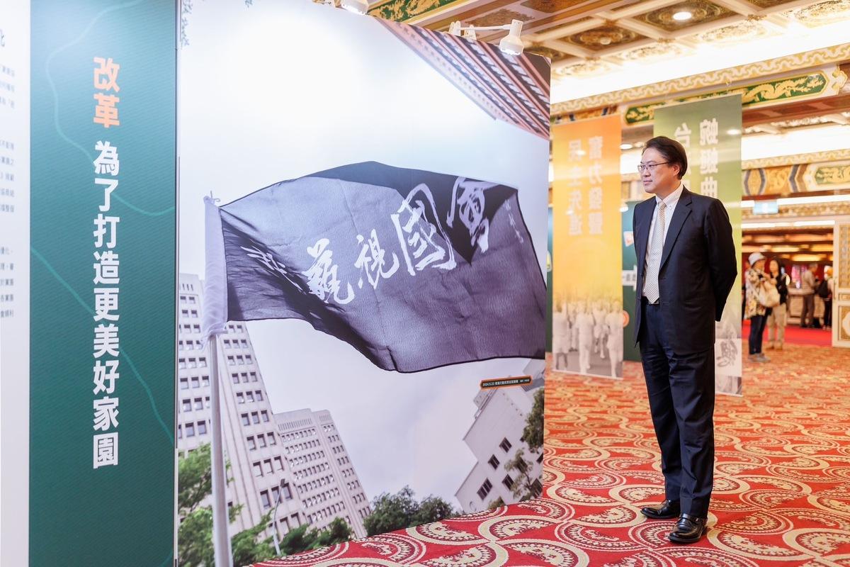  民進黨秘書長林右昌參觀「守護台灣民主路一直走：國會改革歷程影像展」。 圖：民進黨提供 