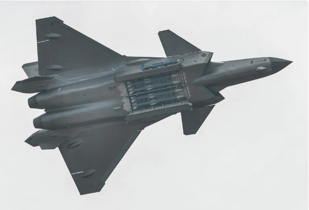 中國殲-20 戰鬥機的內部機艙中,僅能裝載 4 枚霹靂-15 中距離導彈。 圖:翻攝自 裝甲鏟史官 中國殲-20 戰鬥機的內部機艙中,僅能裝載 4 枚霹靂-15 中距離導彈。 圖:翻攝自 裝甲鏟史官