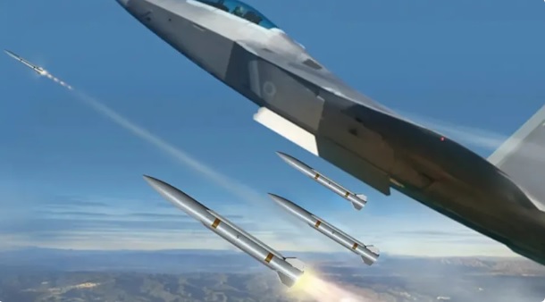  美國雷神公司預計研發新型的空對空導彈「游隼」，透過縮小導彈的外型，擴大 F-22 與 F-35 的最大載彈量。 圖：翻攝自 裝甲鏟史官 