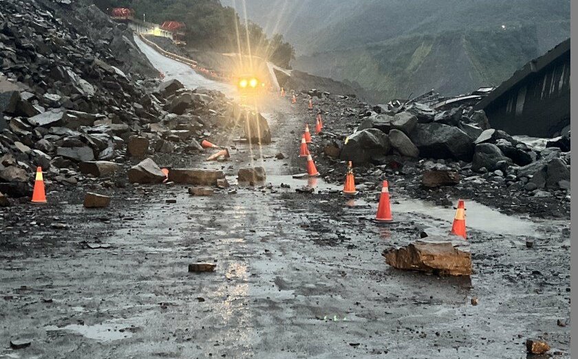 快訊》台20線明霸克露橋河床便道 因邊坡落石道路中斷 