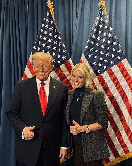 美國司法部長帕姆．邦迪( Pam Bondi ) (右)與川普合影。 圖：翻攝自 @PamBondi X 帳號 