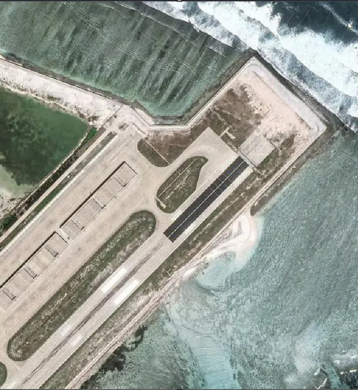中國不斷將南海島嶼軍事化，永興島機場出現了疑似有阻攔索的模擬航母甲板。 圖：截自騰訊網 國平視野 