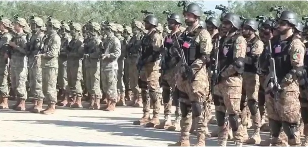  中國與巴基斯坦舉辦聯合反恐軍演，並在軍演期間共同對巴基斯坦西南部的「俾路支解放軍」展開軍事行動，擊斃至少 7 名恐怖分子。 圖：翻攝自 栗子評述 
