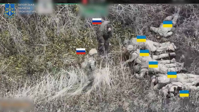 一群俄軍在扎波羅熱地區，將 6 名烏克蘭俘虜中的 5 人槍決，再次引發網友對俄羅斯處決俘虜一事的注意，烏克蘭總檢察長辦公室也宣布將針對此事立案調查。 圖：翻攝自 @NOELreports X 帳號 