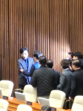  南韓國會於 4 日凌晨召集議員舉辦全體會議，以 190 票全票通過解除戒嚴的決議，執政黨黨魁韓東勳與在野黨黨魁李在明兩人也在決議通過後熱情的握手。 圖：翻攝自 @cskun1989 X 帳號 