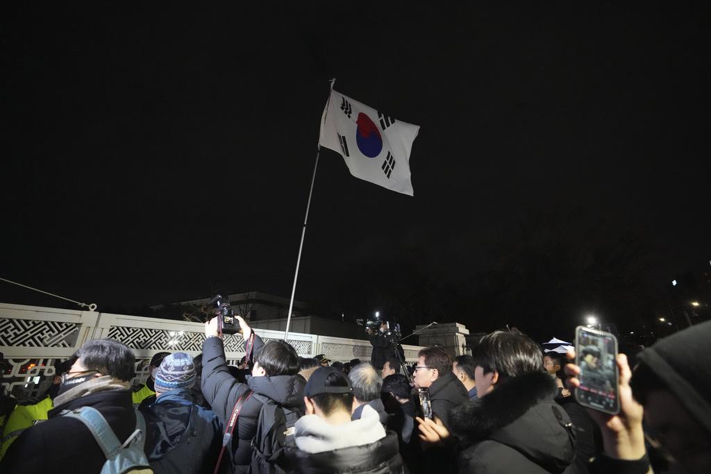  南韓總統尹錫悅昨深夜突宣布戒嚴，許多民眾湧入位於首爾的國會抗議。 圖：達志影像 / 美聯社 