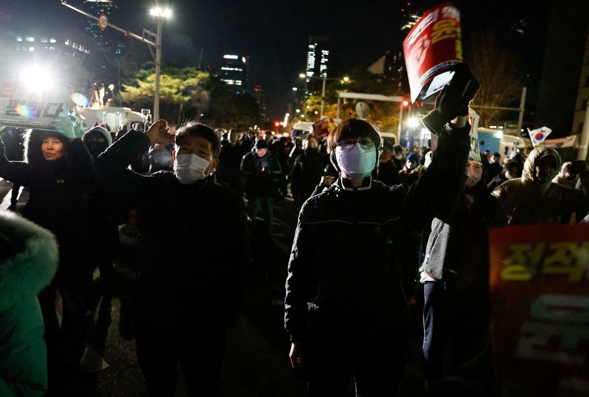  不滿尹錫悅緊急戒嚴的南韓民眾，聚集在南韓國會大廈外抗議，部分民眾也與安全部隊人員爆發小規模衝突。 圖：達志影像/路透社 