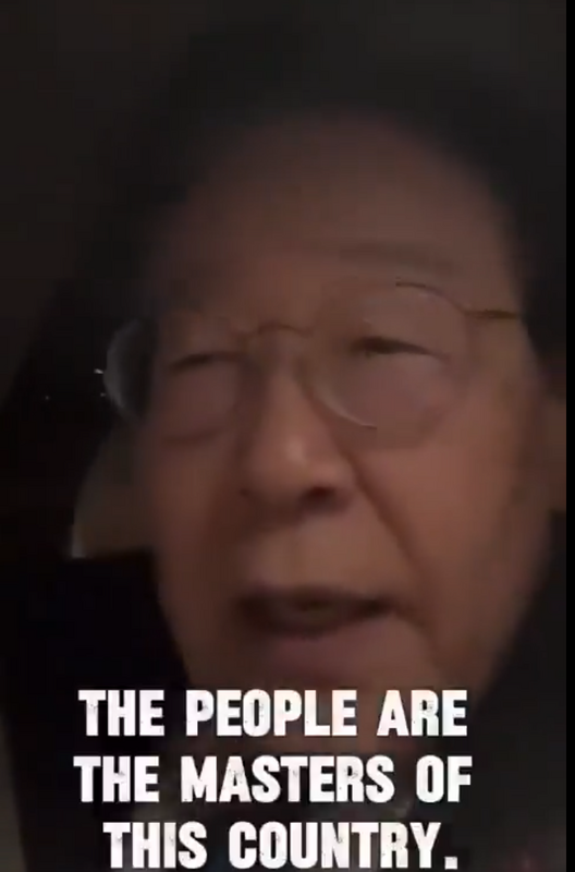  南韓共同民主黨領袖李在明在直播中說，人民才是國家主人。 圖：翻攝自 NEXTA X 帳號 