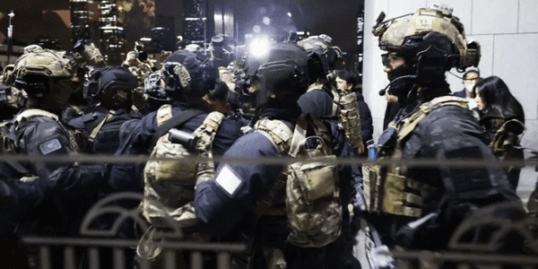 大批警力封鎖國會出入口。在野黨民主黨黨魁李在明立即動員議員進入國會，並號召民眾聚集，最終國會以 190 票全票通過解除戒嚴。 圖：翻攝陸網/網易 