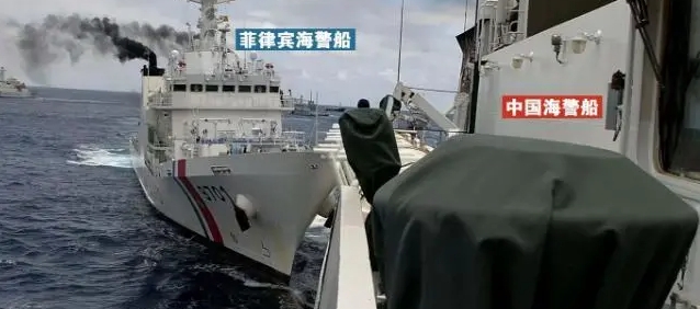  中菲南海多次衝突，菲律賓海警船9701號曾在黃岩島衝撞中國海警船，雙方對於黃岩島主權爭論不休。 圖 : 翻攝自肖寧聊兵器 