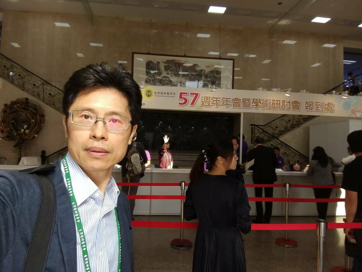 名醫沈政男直指，若賴清德民調持續下滑，恐將成為「大罷免的破口」，預言朝野大亂鬥「好戲就要上場」。   圖：翻攝自沈政男臉書