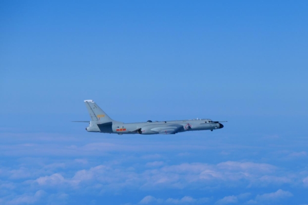 2024年11月29日,中共轟-6N轟炸機前往日本海與俄羅斯戰機聯合演練,未見掛載武器。11月30日,轟-6N轟炸機穿越宮古海峽進入太平洋演練,也未見掛載武器。轟-6N外觀最大特徵為前方的空中受油管。 圖:翻攝mod.go.jp 2024年11月29日,中共轟-6N轟炸機前往日本海與俄羅斯戰機聯合演練,未見掛載武器。11月30日,轟-6N轟炸機穿越宮古海峽進入太平洋演練,也未見掛載武器。轟-6N外觀最大特徵為前方的空中受油管。 圖:翻攝mod.go.jp