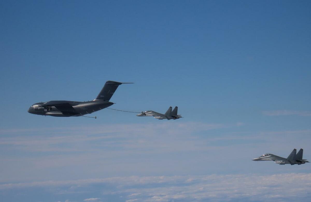 2024年11月30日,中共運油-20加油機在宮古海峽附近為殲-16戰鬥機加油,日本航空自衛隊近距離監視並拍下照片。 圖:翻攝mod.go.jp 2024年11月30日,中共運油-20加油機在宮古海峽附近為殲-16戰鬥機加油,日本航空自衛隊近距離監視並拍下照片。 圖:翻攝mod.go.jp