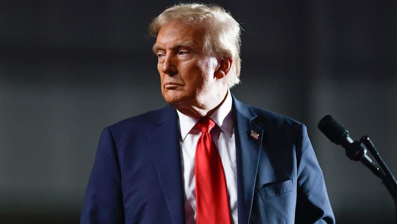 美方近期調整貿易政策，特別對半導體、鋼鐵與電動車關鍵零組件祭出高額關稅，被視為川普政府強化「美國優先」經濟策略的延伸。 圖：翻攝川普臉書（資料照片） 