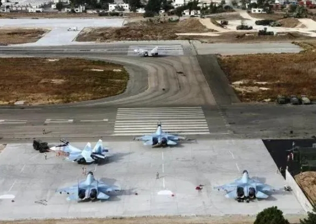  俄軍之前在敘利亞赫梅米姆空軍基地停滿了戰機，現都緊急飛走了。 圖 : 翻攝自世界廣角 