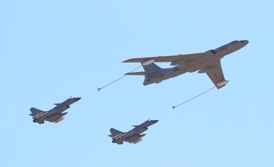2台解放軍殲-10C戰機進行空中加油 圖：翻攝自《新浪軍網》