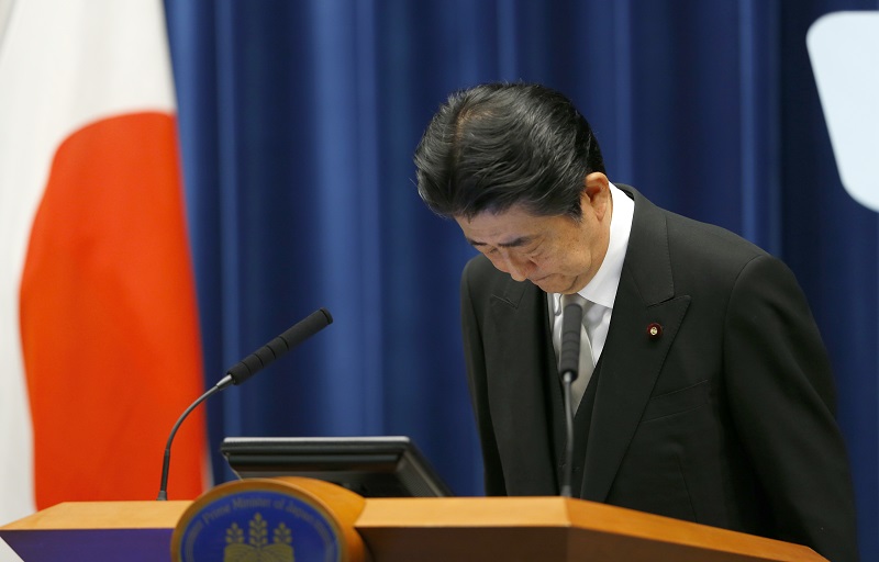 日本首相安倍晉三今（3）日完成內閣改組，在首相官邸舉行記者會上，他對招致國民不信任，深深一鞠躬道歉。   圖：達志影像/美聯社