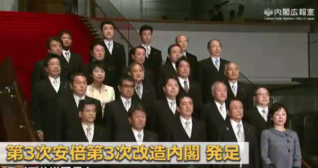 安倍內閣19名閣員中，5人留任，有6人新入閣、女性閣員2人。   圖：翻攝首相官邸臉書