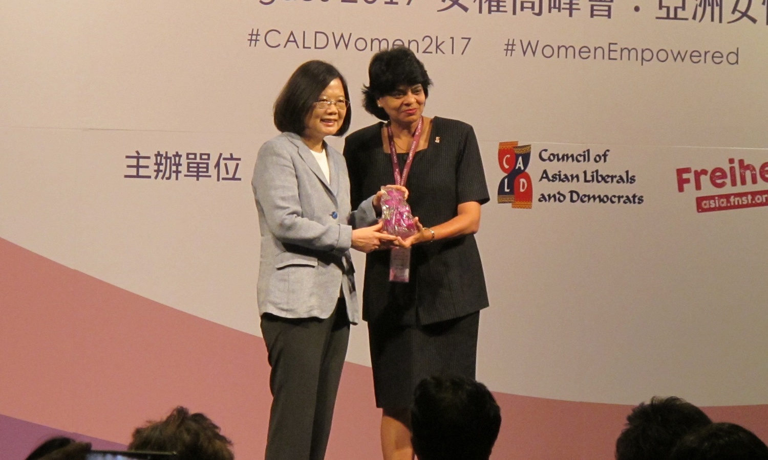 總統蔡英文（左）11日出席「2017年亞洲自由民主聯盟（CALD）：女權高峰會」。   圖：林朝億/攝