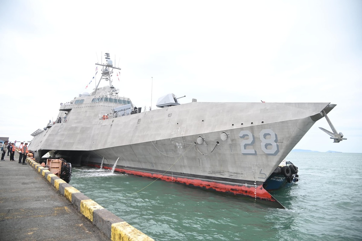  美國海軍獨立級瀕海戰鬥艦「薩凡納號 ( LCS-28 )」停靠柬埔寨西哈努克港。 圖：翻攝「X」@noansereiboth 
