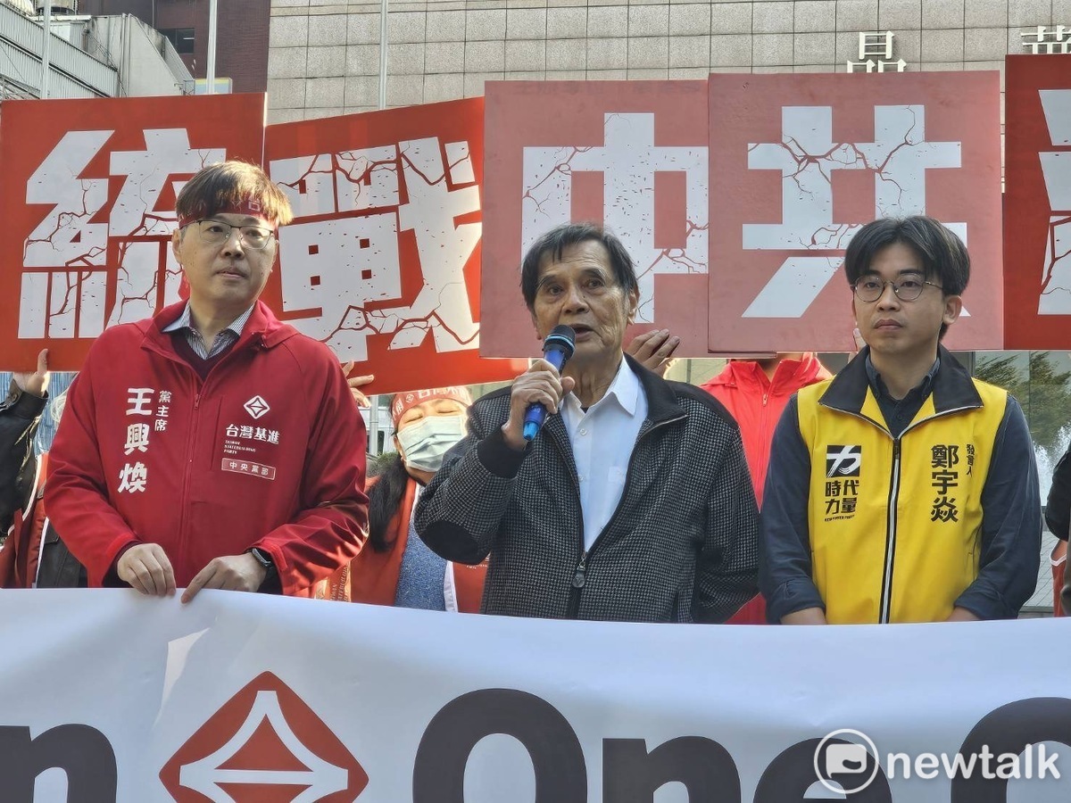  台獨聯盟主席陳南天（中）抗議雙城論壇簽屬備忘錄，強調台灣、中國一邊一國。 圖：林昀真 攝 