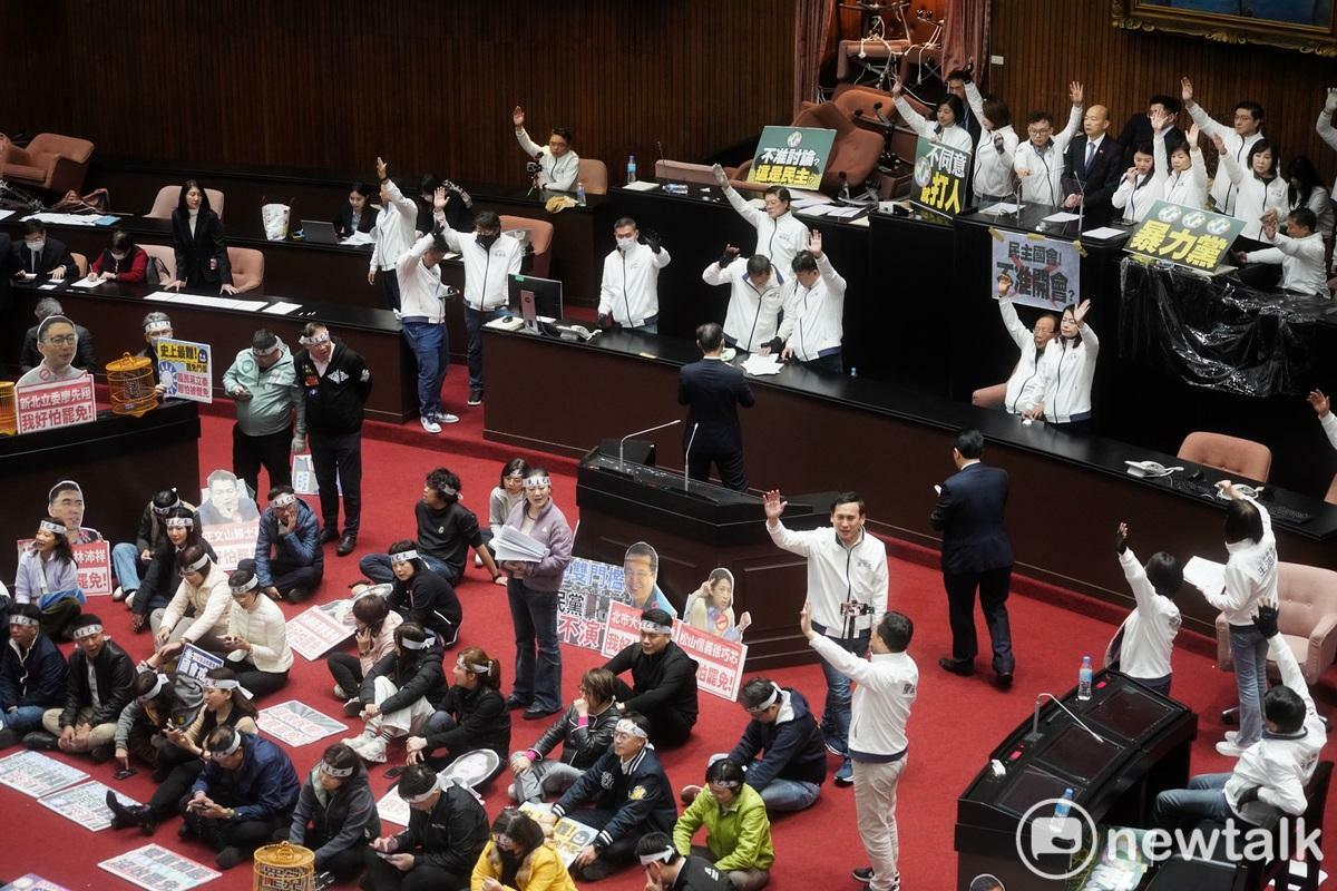  國民黨、民眾黨聯手以多數暴力，強行通過「亂政三法」，引發社會譁然。 圖：張良一/攝（資料照）