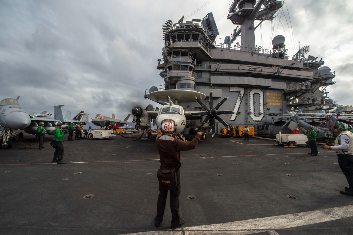  美國海軍尼米茲級(Nimitz Class)航空母艦「卡爾文森號(USS Carl Vinson CVN-70)」，12月22日自菲律賓雷伊泰灣(Leyte Gulf)、蘇祿海(Sulu Sea)，直接切進南海。 圖：翻攝「X」@USPacificFleet 
