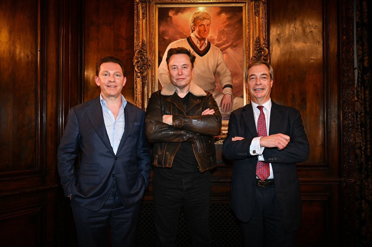  英國極右派政客法拉吉（右）領導的英國改革黨受到馬斯克（中）力挺 圖：翻攝自法拉傑的Ｘ 