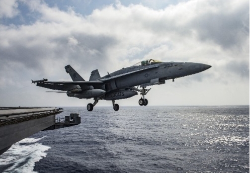  美F/A-18 「大黃蜂」戰機自航母上起飛。 圖 : 翻攝自觀察者網 