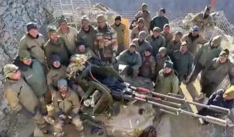  印軍在邊境搭起碉堡，還架起雙管高射砲。 圖:翻攝自騰訊網 