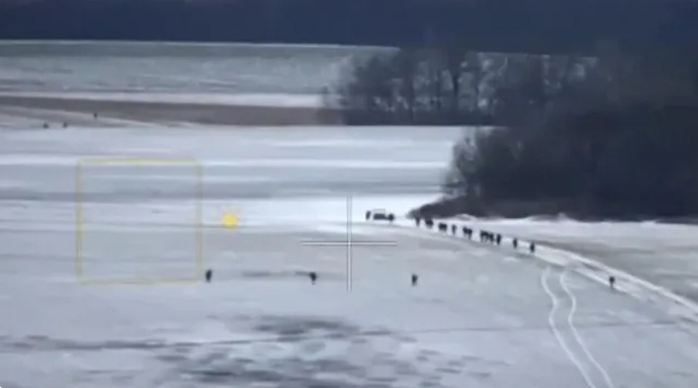 烏軍無人機拍攝到北韓兵在缺乏掩護的情形下,在開闊的平原雪地上進攻。 圖 : 翻攝自肖寧聊兵器 烏軍無人機拍攝到北韓兵在缺乏掩護的情形下,在開闊的平原雪地上進攻。 圖 : 翻攝自肖寧聊兵器